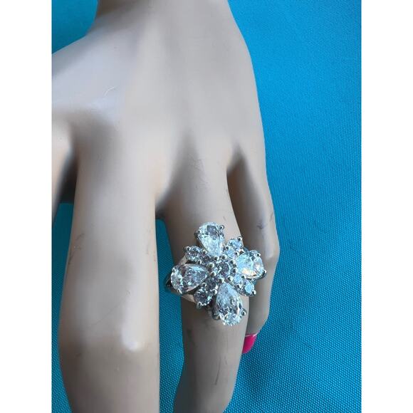 Sterling Silver Avon CZ Flower Sparkly Ring Size 7.25 - Picture 7 of 7
